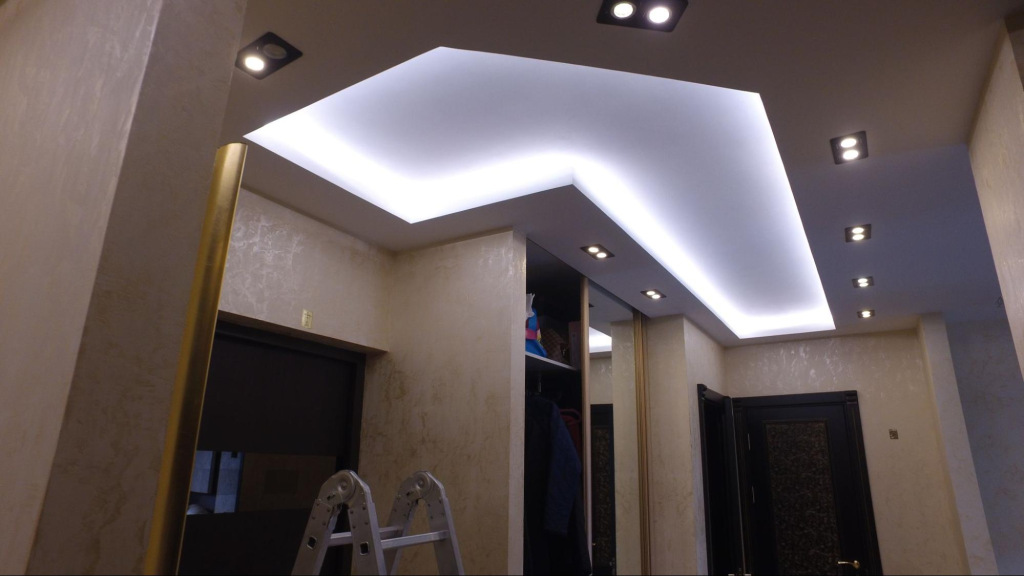 Натяжной потолок с подсветкой Натяжной потолок с подсветкой