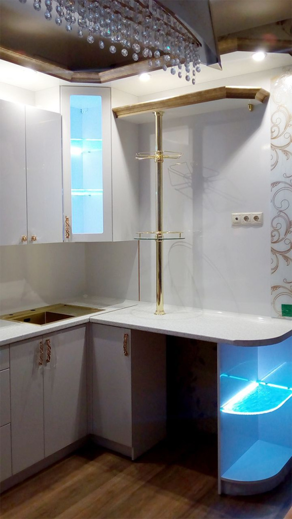 Подсветка стеклянных полок на кухне