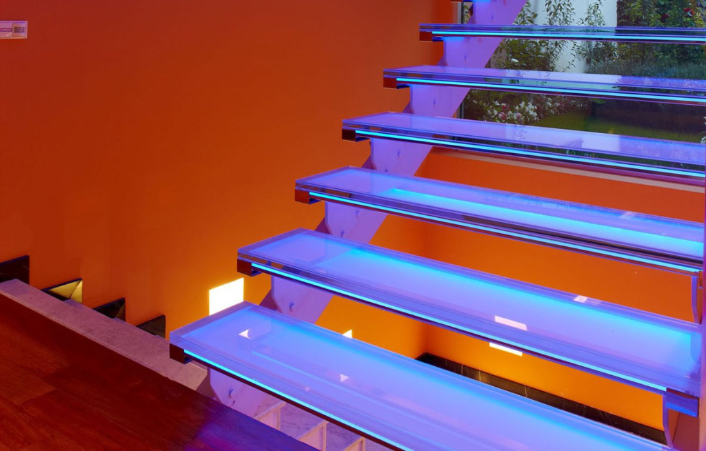 Разноцветная подсветка ступеней