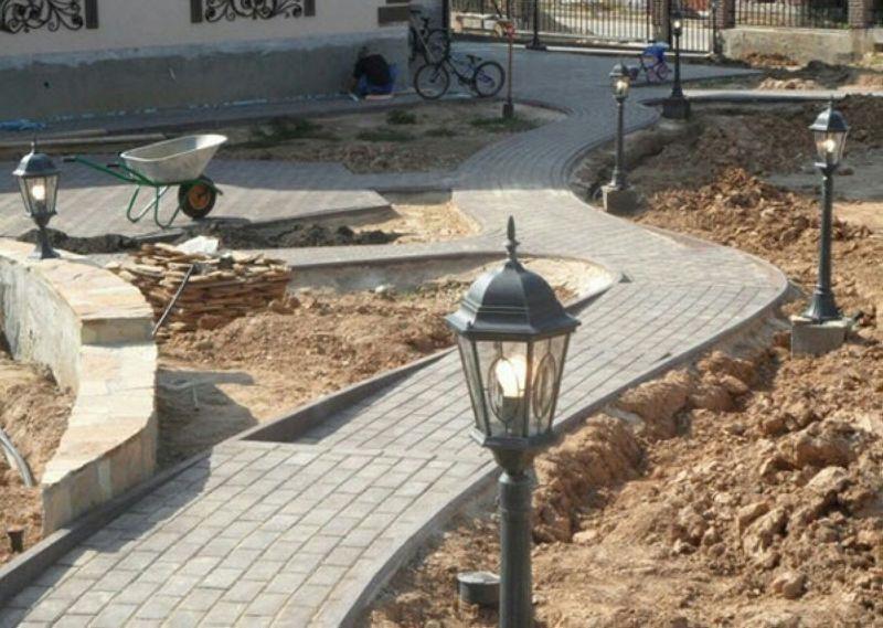 Монтаж светильников для дорожек