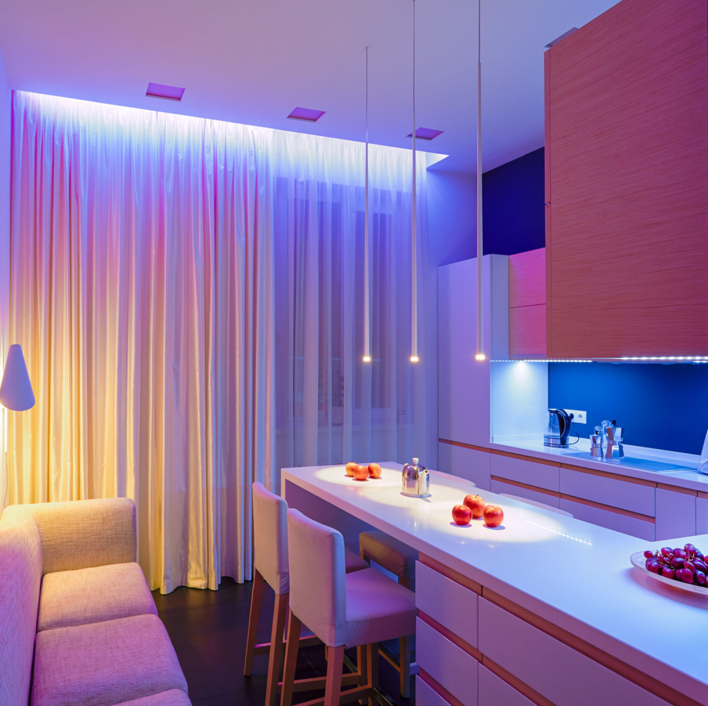 Подсветка штор с нишей на кухне