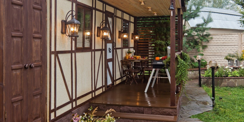 Настенные светильники на террасе