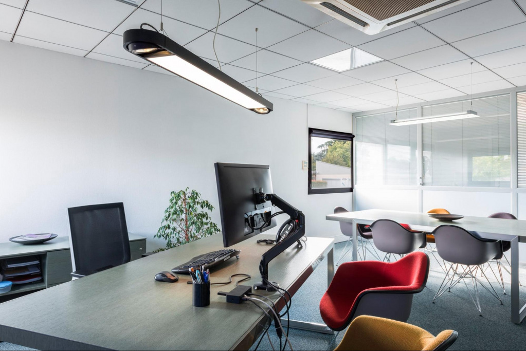 Местное освещение в офисе Местное освещение в офисе