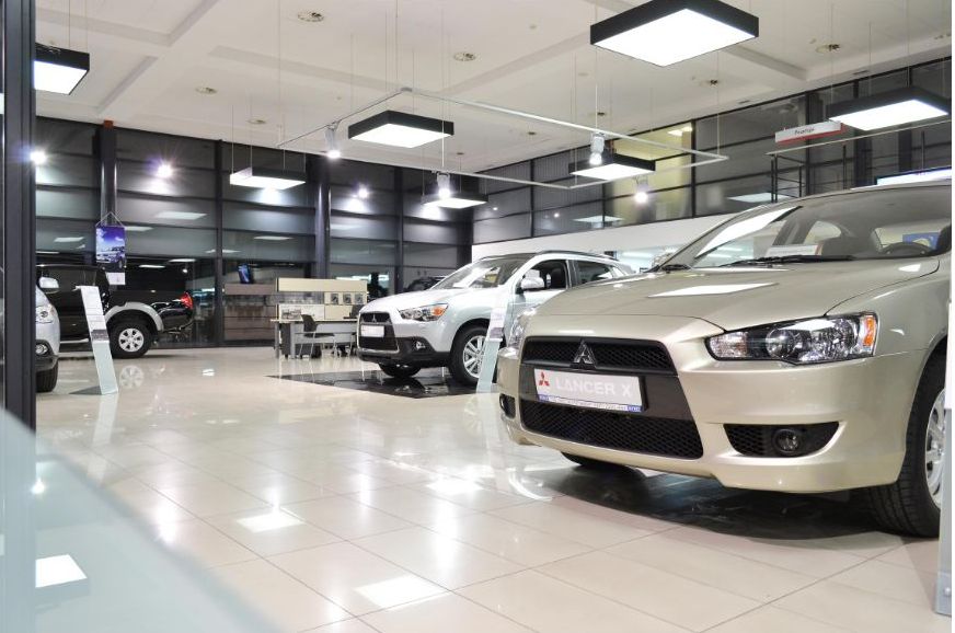 Освещение в автосалоне