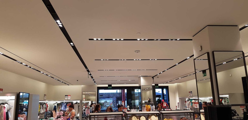 Светильники в магазине