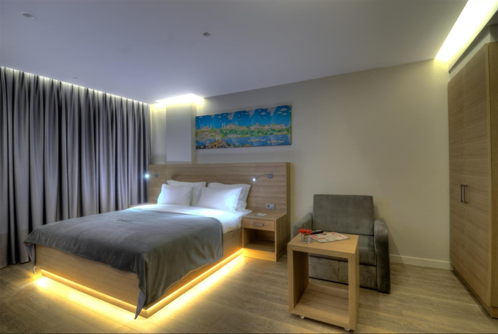 Подсветка штор и потолка в спальне