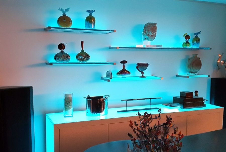 Подсветка стеклянных полок светодиодной лентой