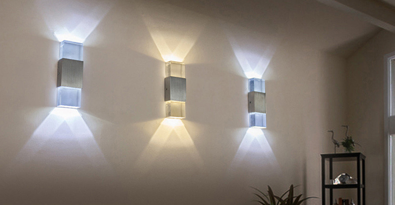 Освещение стены разной температурой света